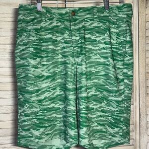 NWOT Greg Norman ML75 Microlux Golf Shorts Green Camo Size 34